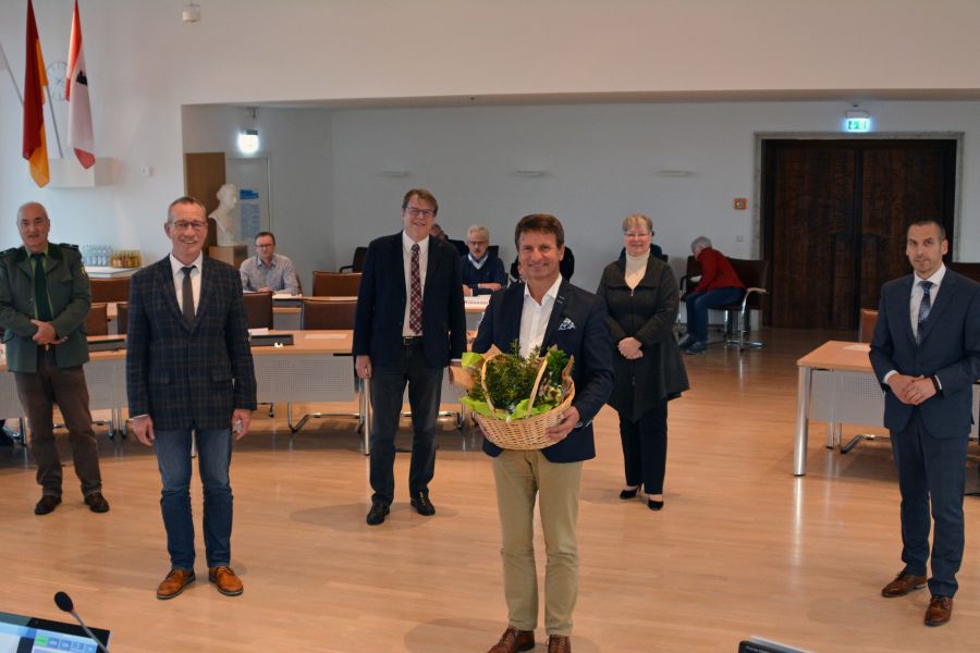 Sechs Jahre lang sorgte er sich um den Fortbestand des heimischen Waldes – Michael Stickel (vorne Mitte) wurde verabschiedet von Forstdirektor Andreas Becker, Hans Hermann Bluhm (vormaliger Bürgermeister Willebadessen), Verbandsvorsteher und Kreisdezernent Michael Beninde, stellvertrete Verbandsvorsteherin Michaela Götz-Brinkmann vom Kreis Paderborn und Burkhardt Schwuchow (Bürgermeister Büren)  Foto: Kreis Paderborn, Amt- für Presse- und Öffentlichkeitsarbeit, Meike Delang